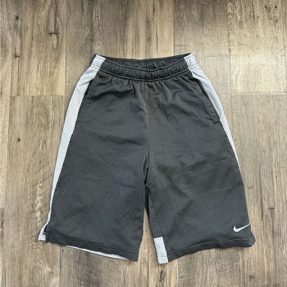 BOYS NIKE SHORTS SIZE XL - Picture 1 of 4
